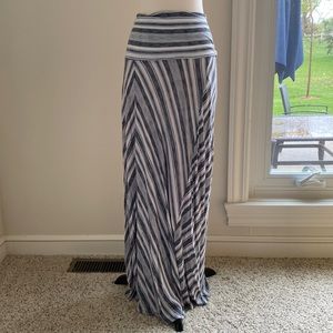 • Motherhood Maternity Skirt •